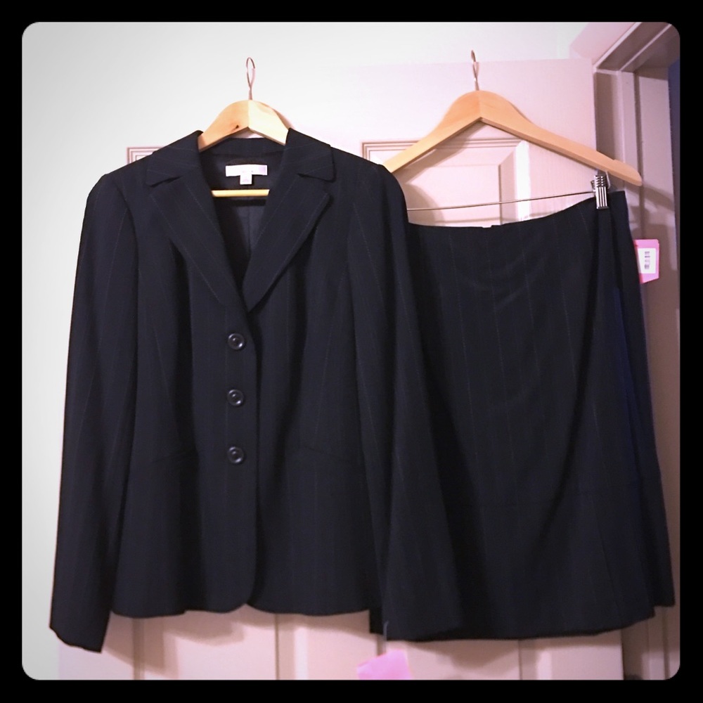 NWOT size 6 Caslon skirt/jacket suit in black